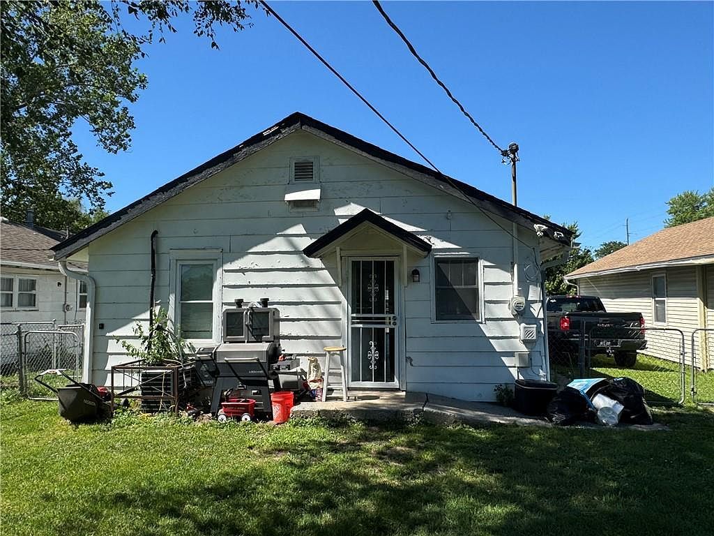 1006 W Cliff St Saint Joseph, MO 64504 | Single Family