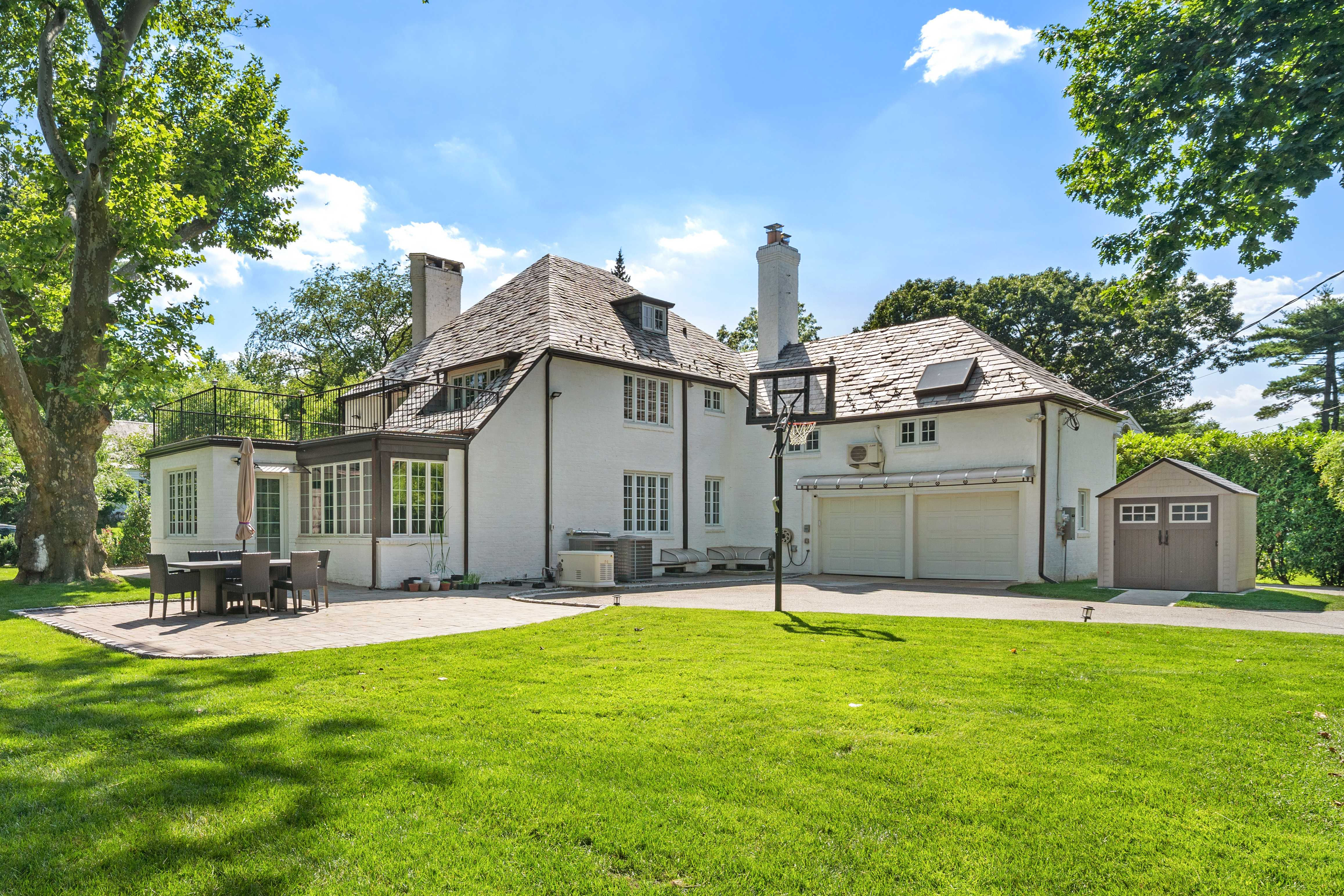 15 Surrey Road, Great Neck, NY, USA, 11020  | Single Family