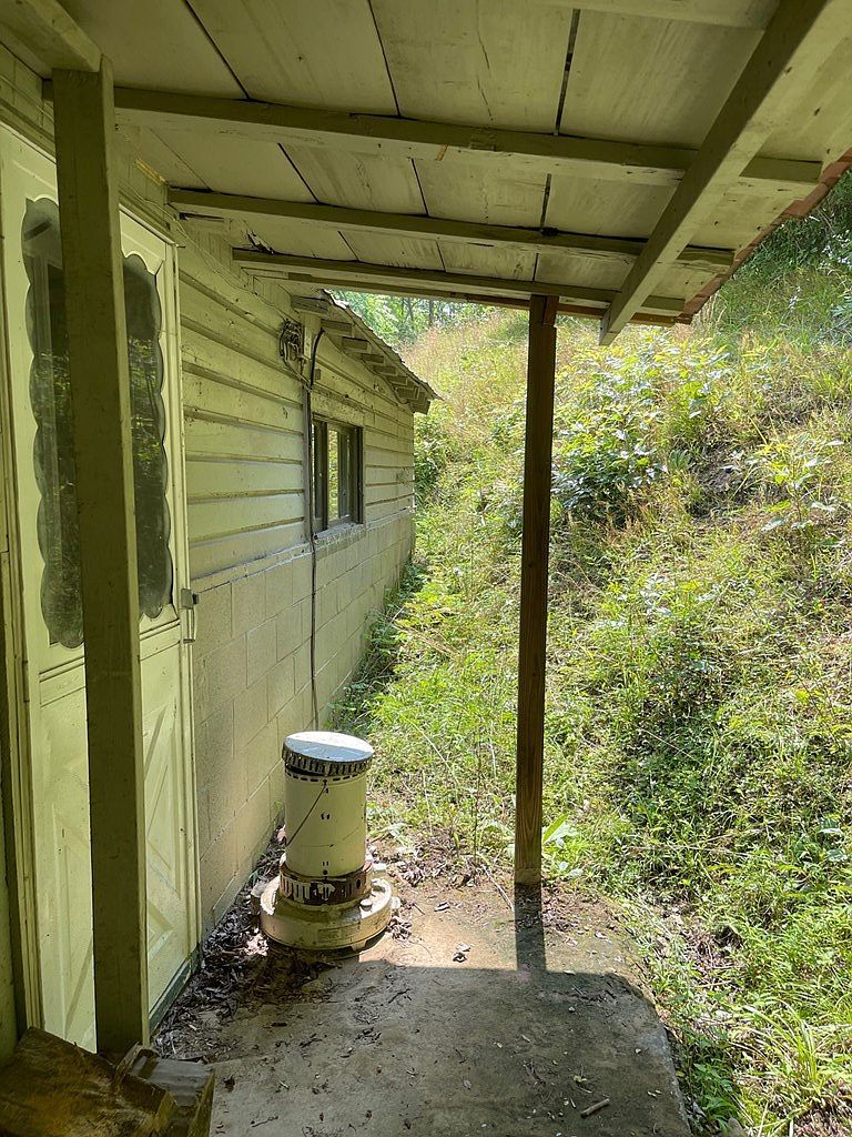 3916 Highway 588 Whitesburg, KY 41858  | Single Family