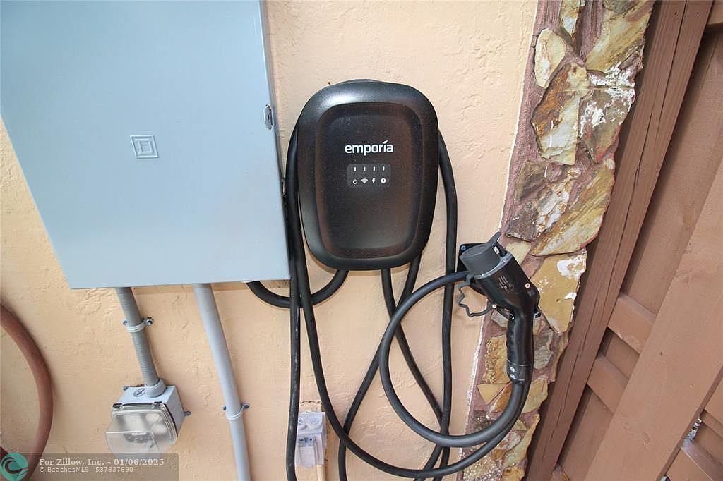 450 SE 7th St APT 244 Dania Beach, FL 33004  | Condominium