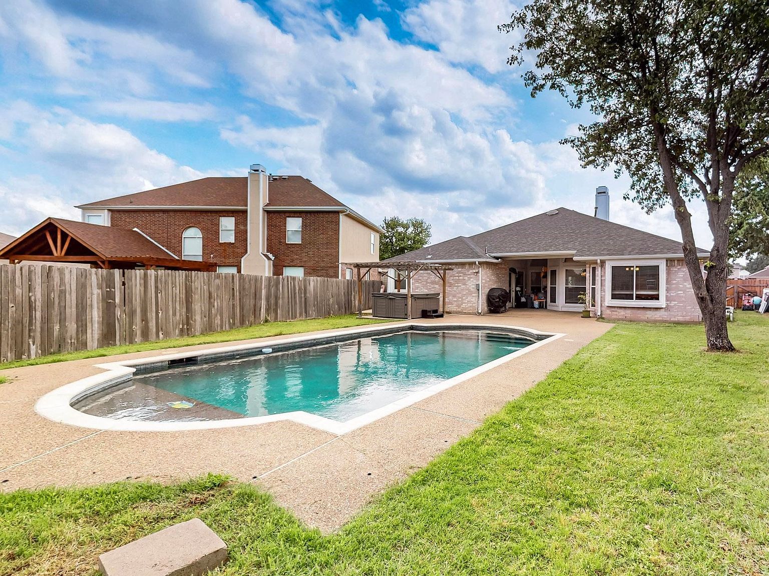 211 Ember Glen Dr Arlington, TX 76018 | Single Family