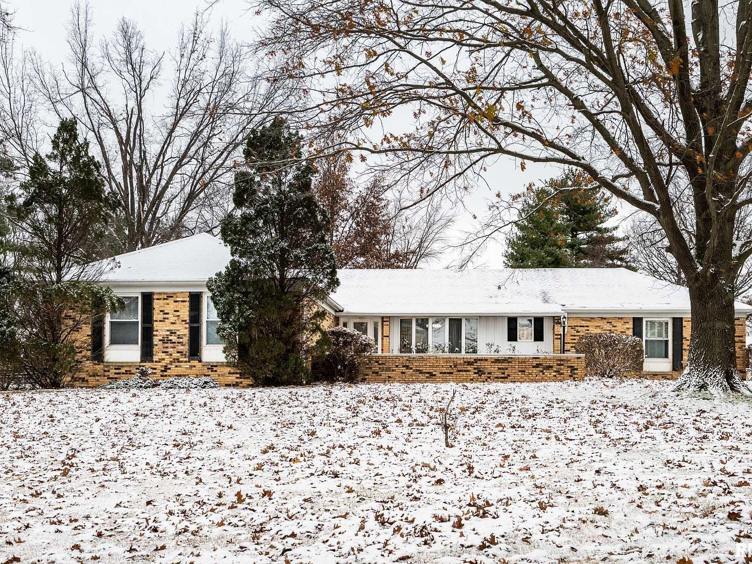 105 Woodlake Ln Eldorado, IL 62930 - Thumbnail 2