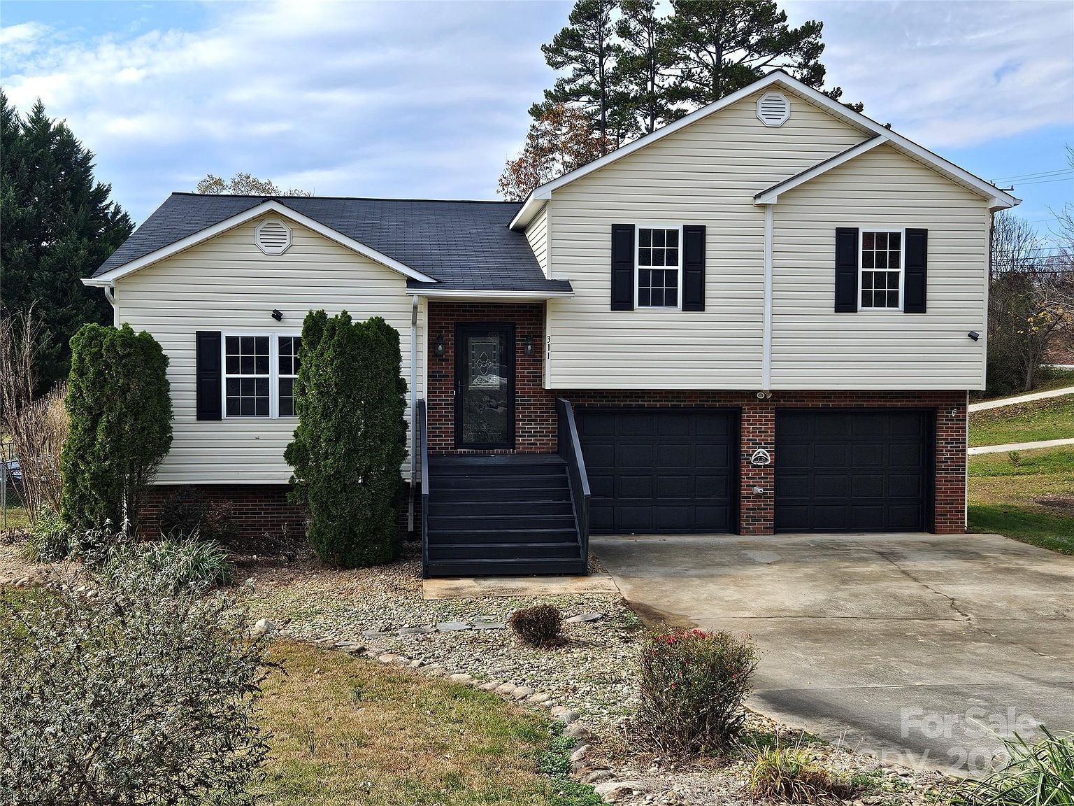 311 N Meadow Dr Morganton, NC 28655 - Thumbnail 2