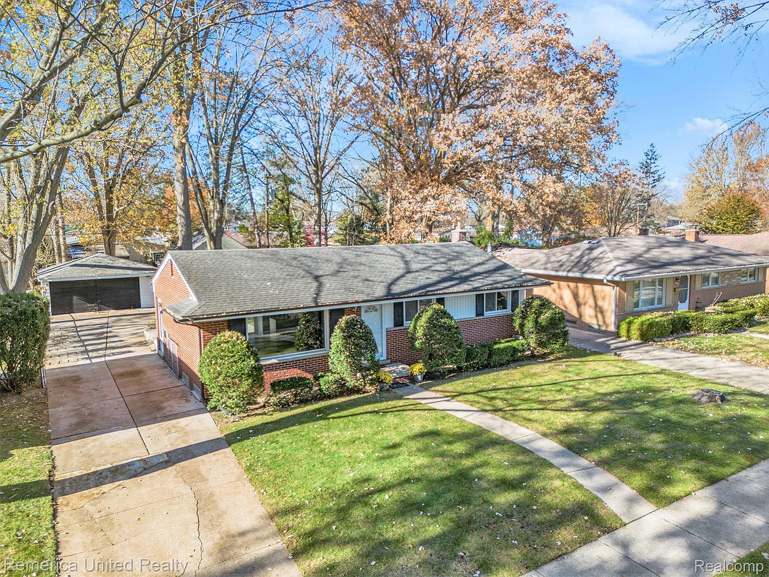 14551 Country Club Dr Livonia, MI 48154 - Thumbnail 2