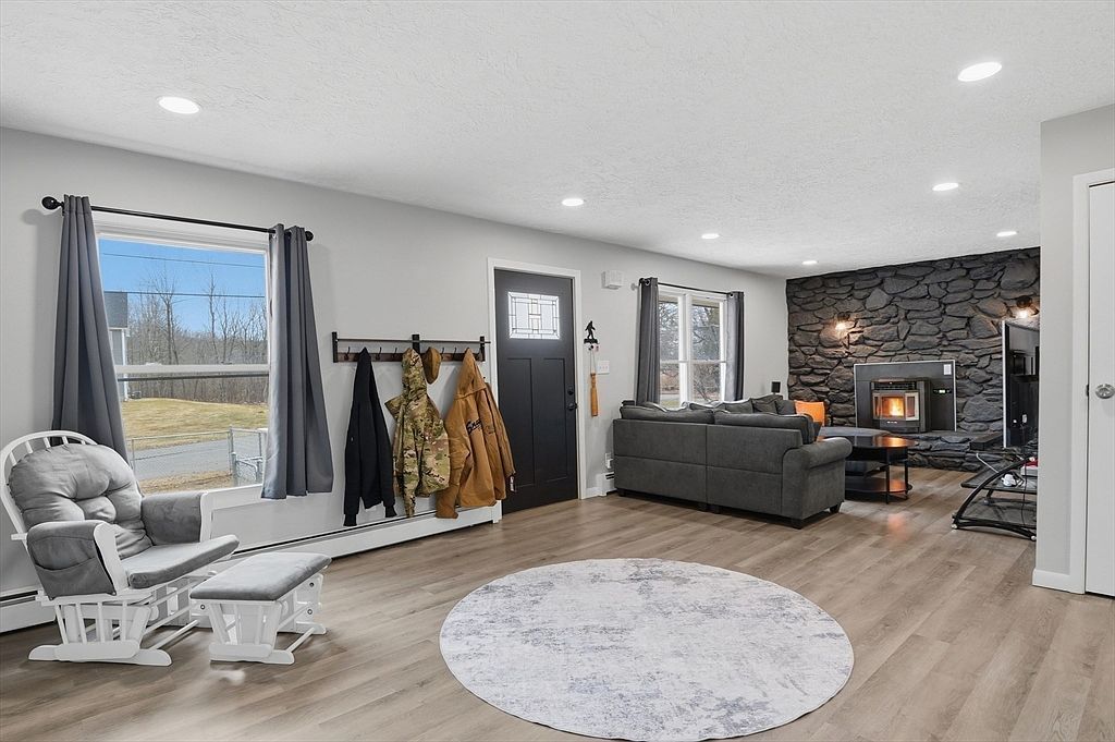 185 Davis Rd Westminster, MA 01473 - Thumbnail 2