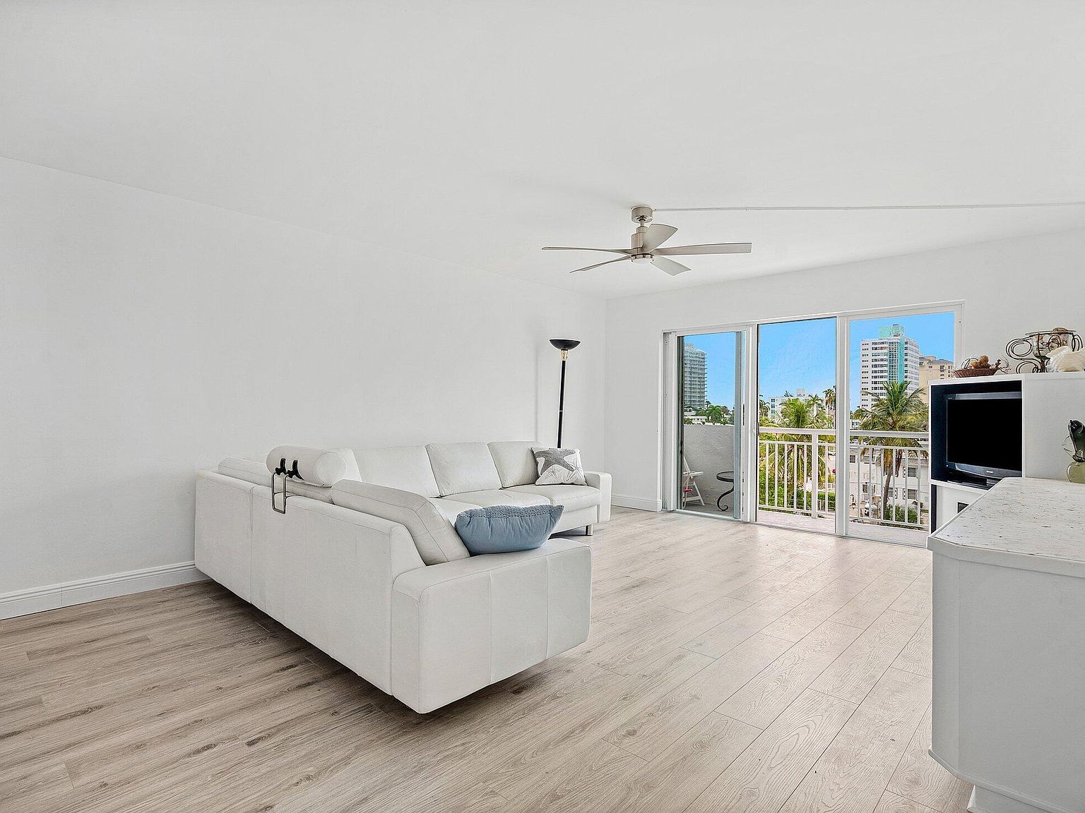 550 Bayshore Dr APT 506 Fort Lauderdale, FL 33304 - Thumbnail 2