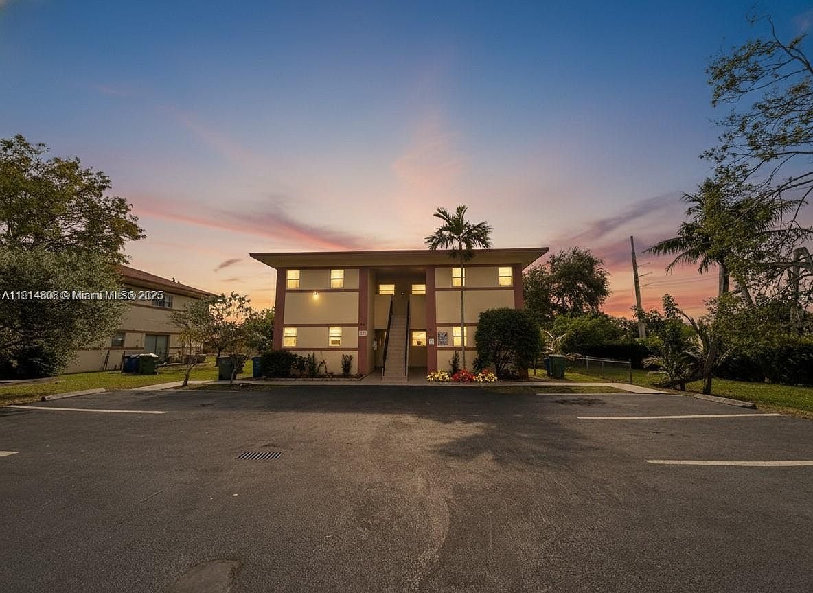 825 SW 10th St Hallandale, FL 33009 - Thumbnail 2