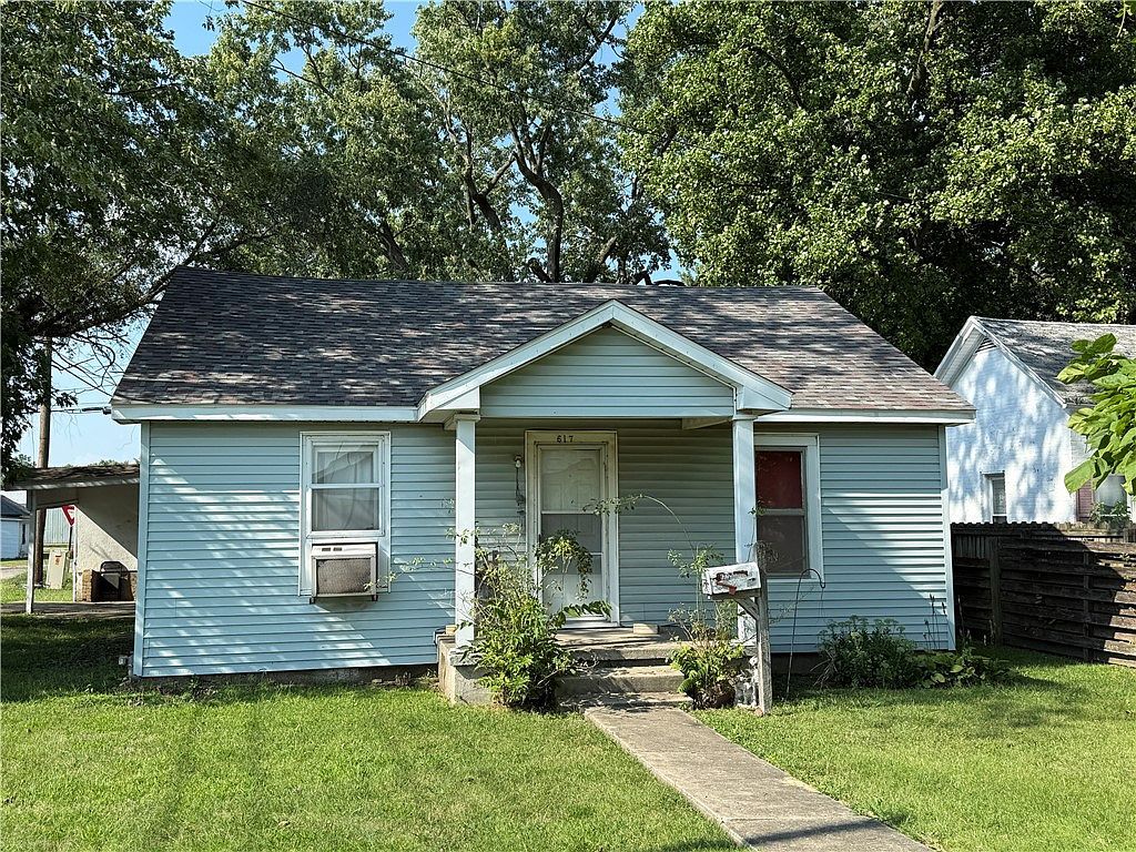 617 W Washington St Paris, IL 61944 - Thumbnail 2