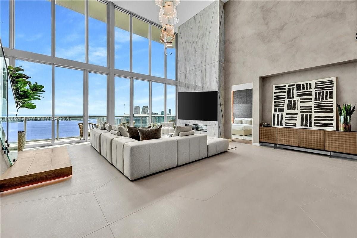 888 Biscayne Blvd #PENTHOUSE 5704 Miami, FL 33132 - Thumbnail 2