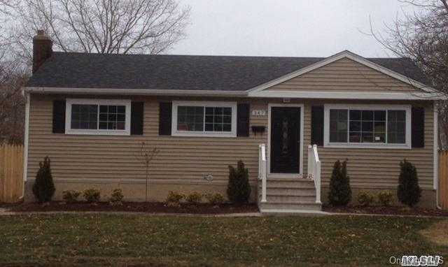 347 Lakeland Avenue, Sayville, NY, USA, 11782  | Single Family