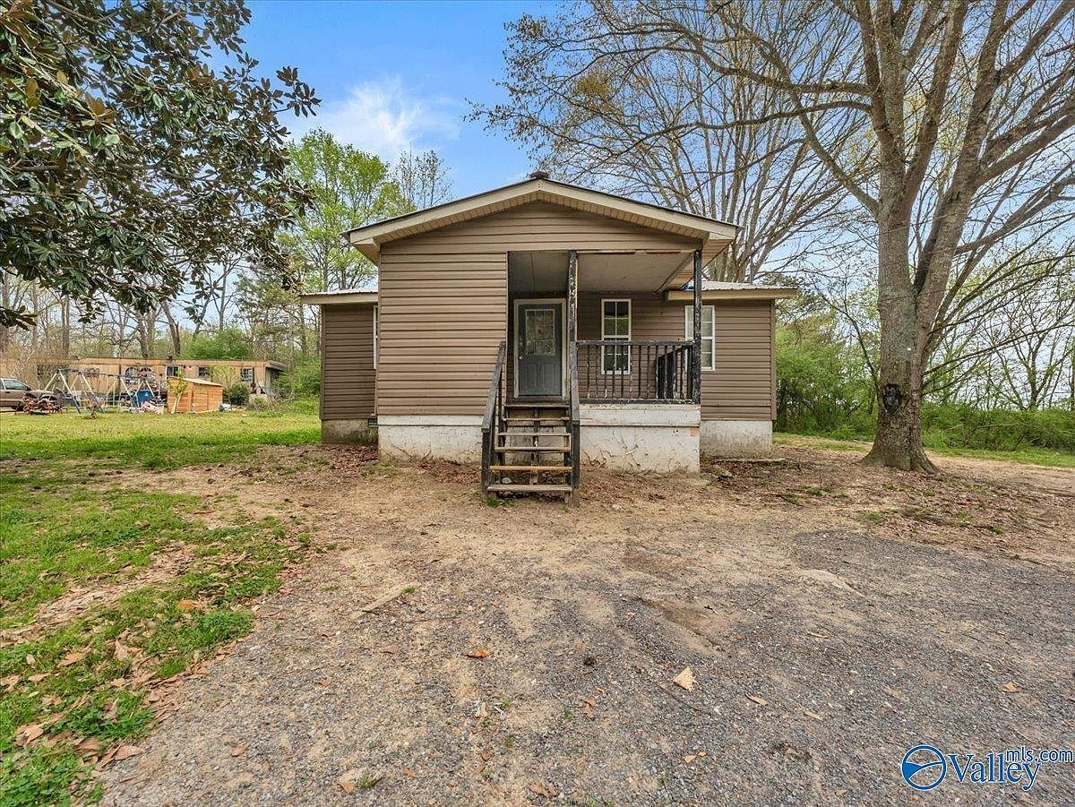 348 Vivian Jarrett Cir Arab, AL 35016  | Single Family