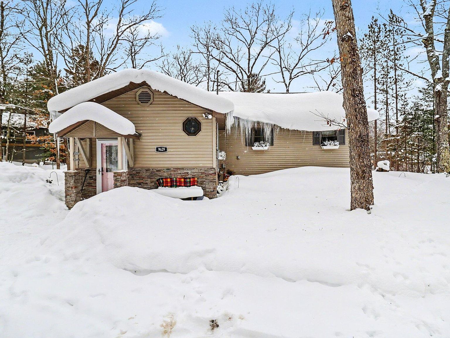 9629 N Kings Point Irons, MI 49644 - Thumbnail 2