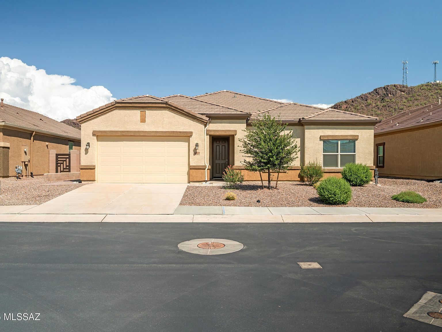 10328 N Desert Tea Dr Marana, AZ 85653 - Thumbnail 2