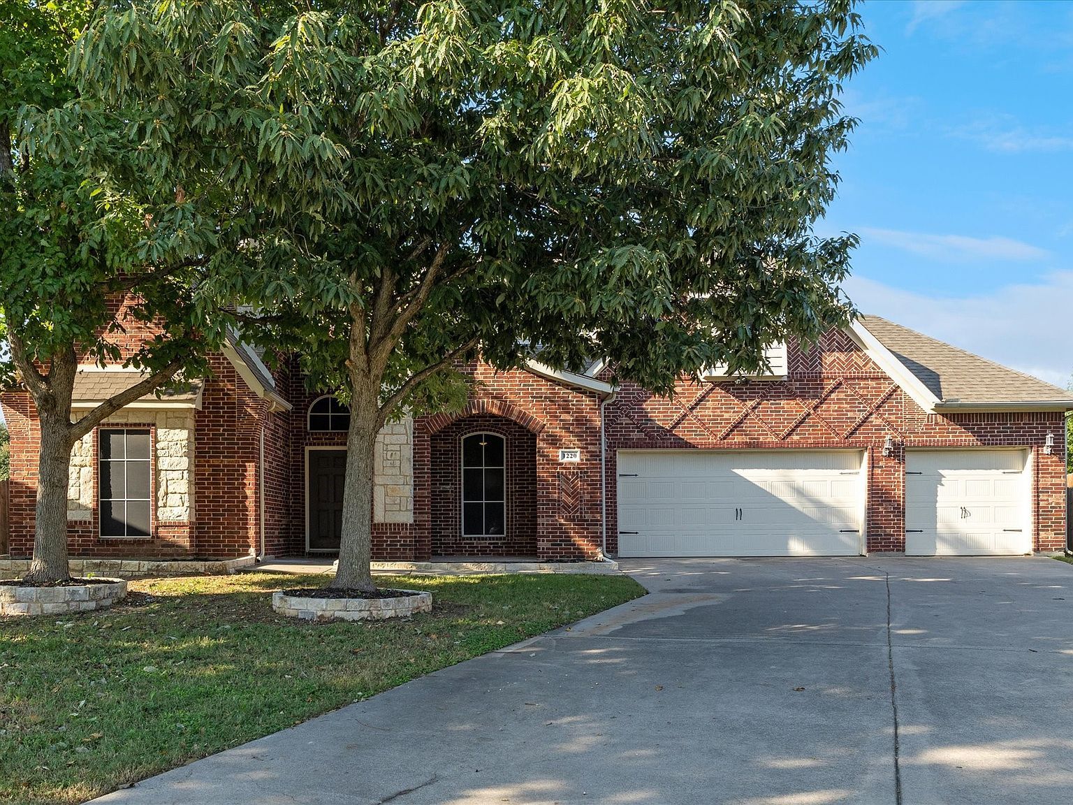 1220 Clairemont Ln Burleson, TX 76028 - Thumbnail 2