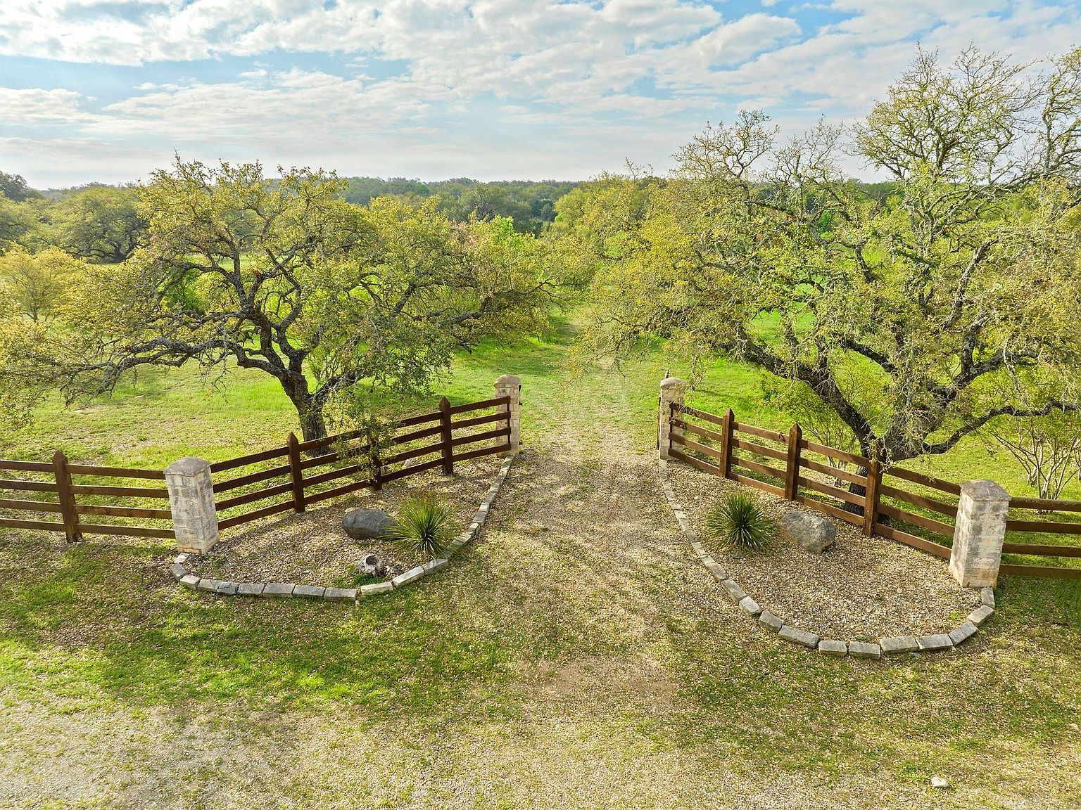 415 E Bartlett Dr Buda, TX 78610 - Thumbnail 2