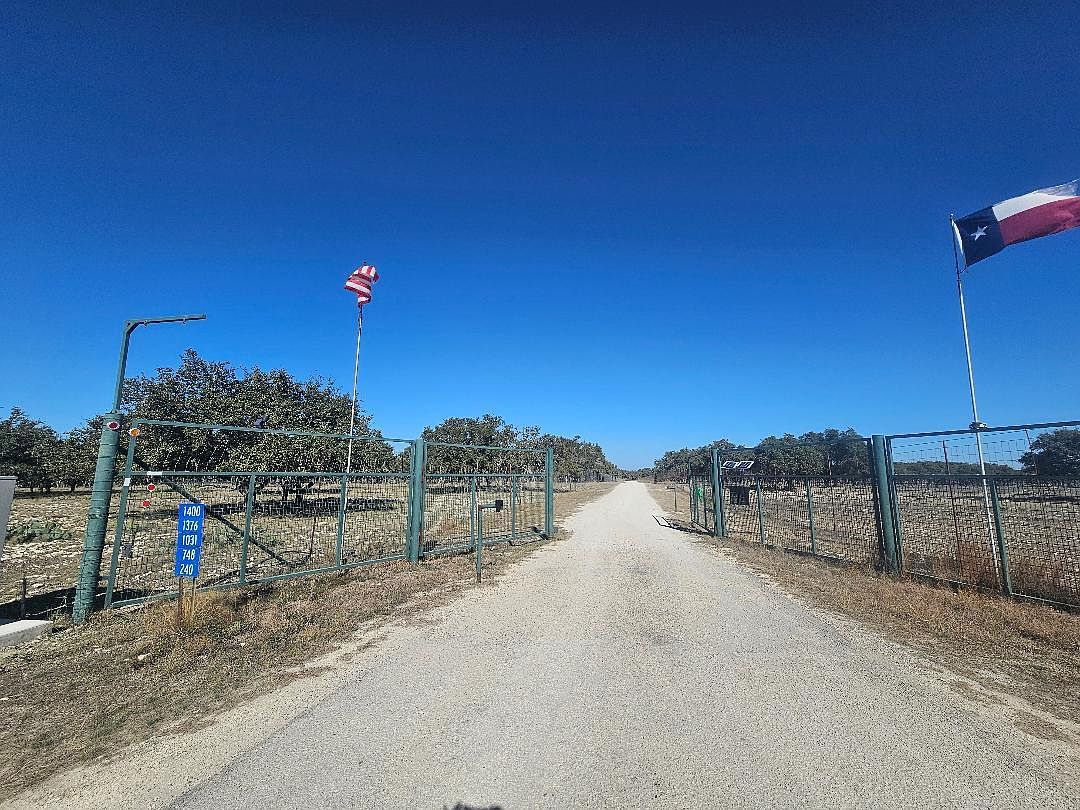 Crooked Tree Cir Harper, TX 78631 - Thumbnail 2