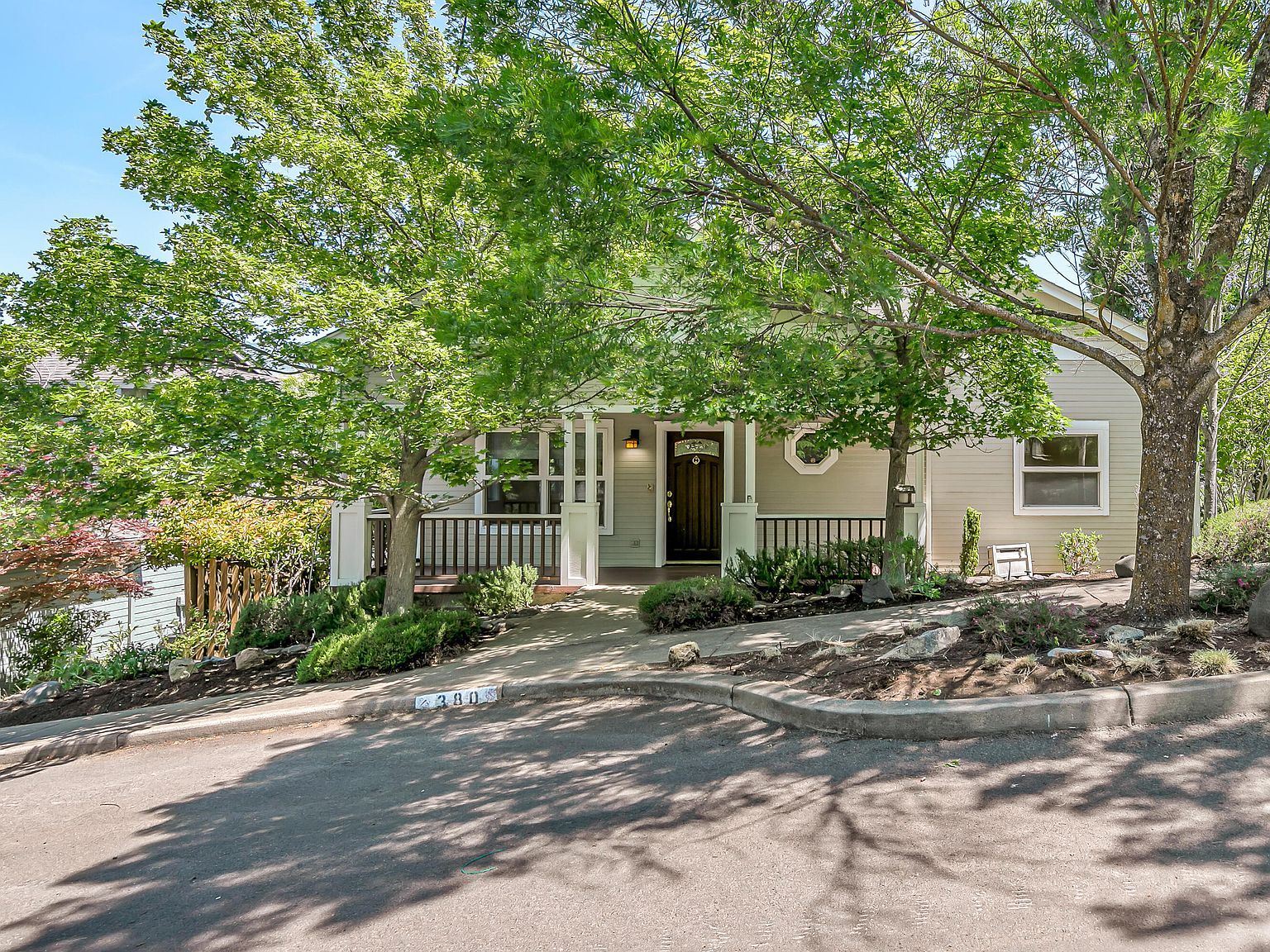 380 Hemlock Ln Ashland, OR 97520 - Thumbnail 2