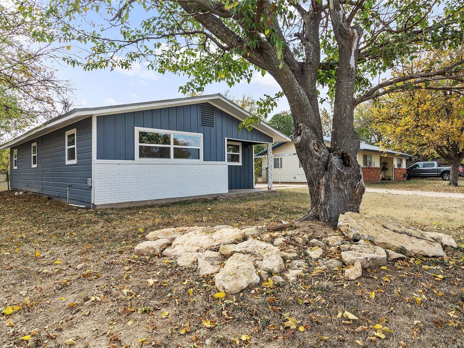 212 E 2nd St Coleman, TX 76834 - Thumbnail 2