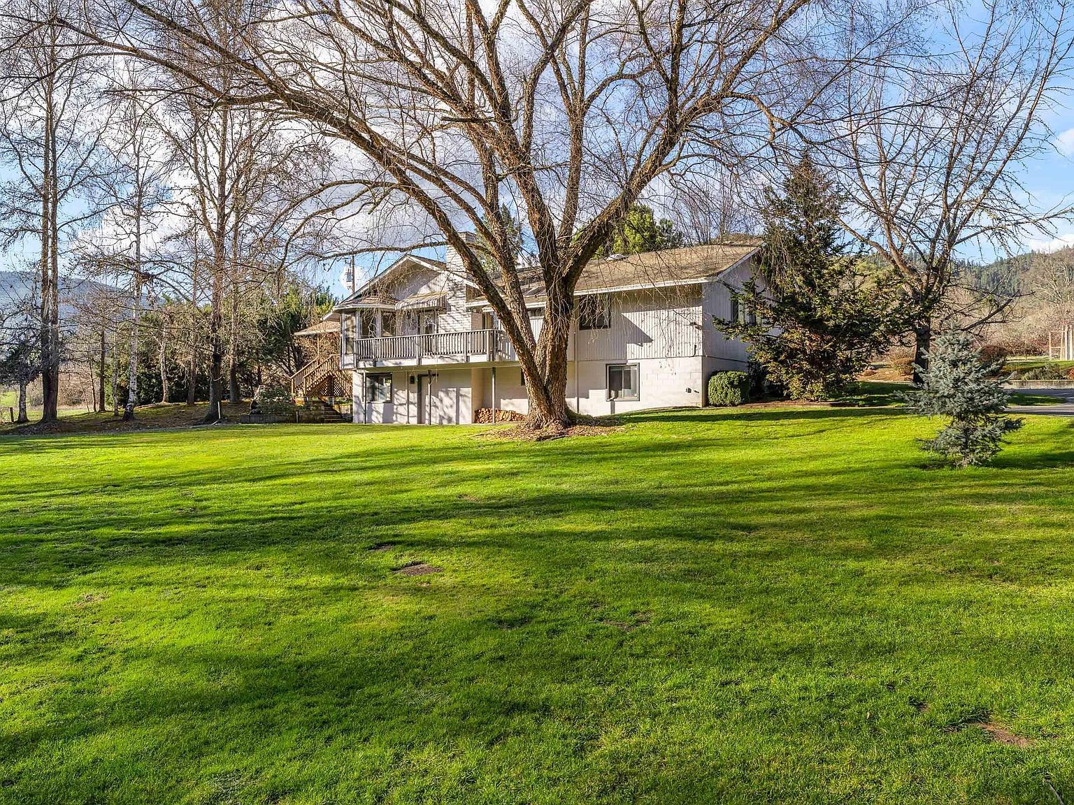 949 Wards Creek Rd Rogue River, OR 97537 - Thumbnail 2