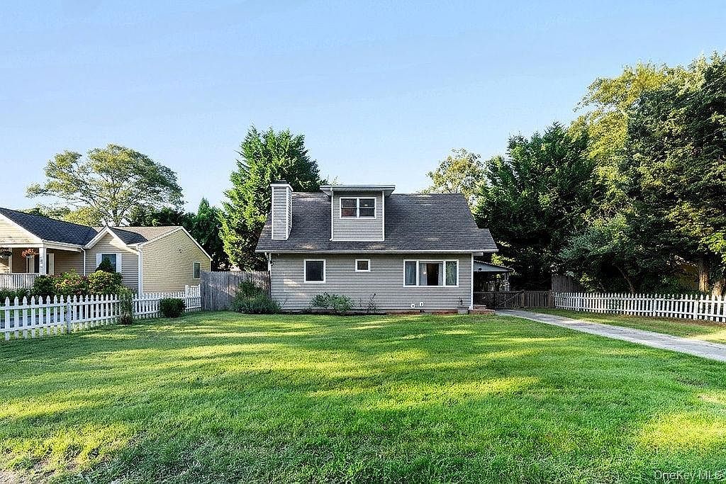 5 Liberty St Hampton Bays, NY 11946 - Thumbnail 2