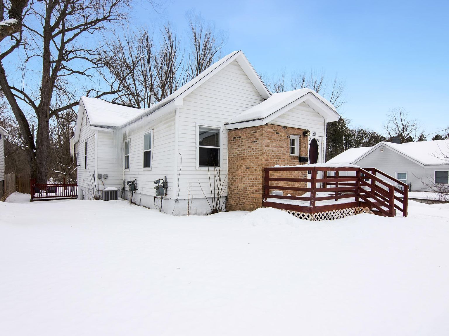 719 7th St Traverse City, MI 49684 - Thumbnail 2