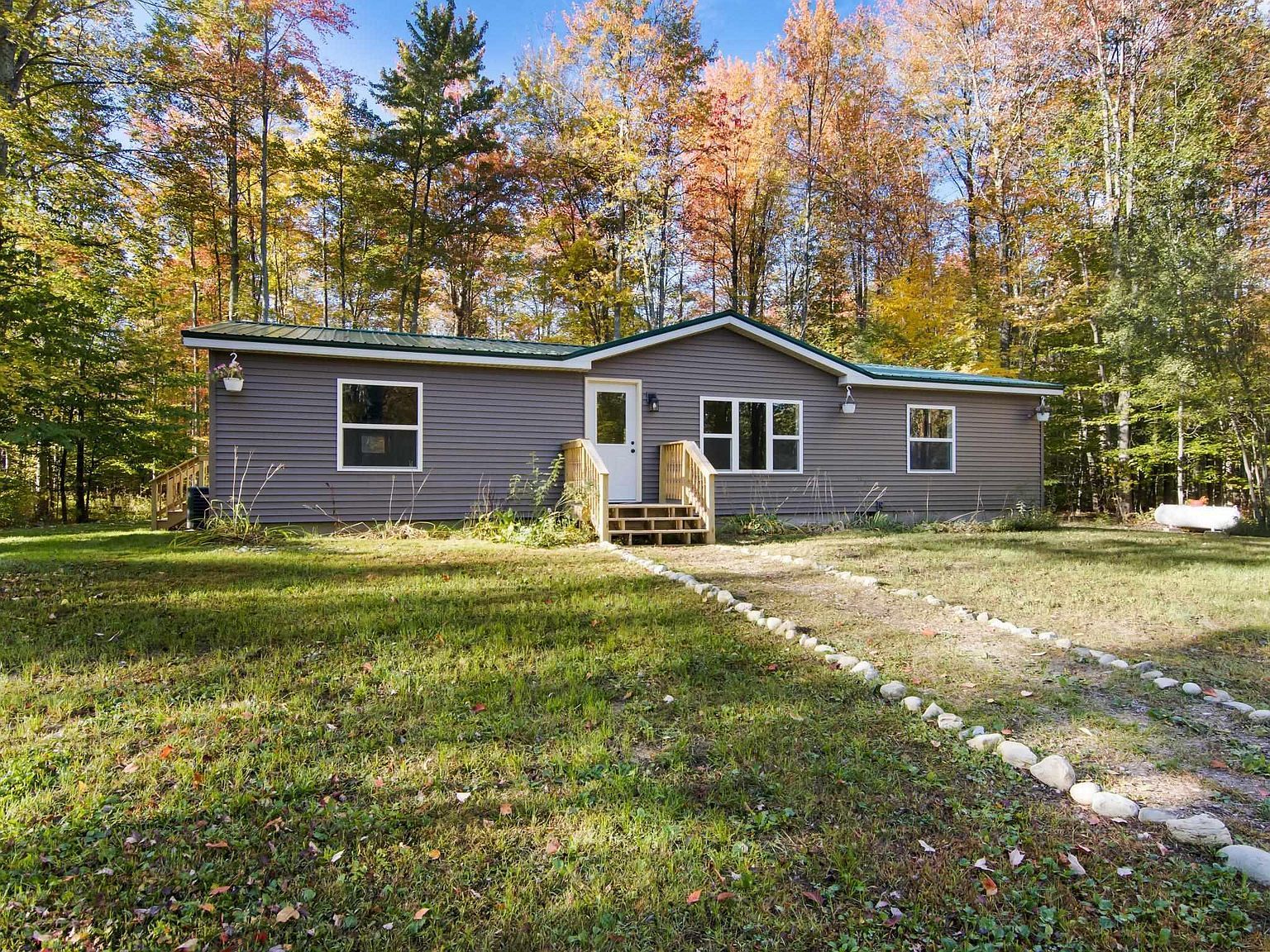 7273 Cadillac Hwy Benzonia, MI 49616 - Thumbnail 2