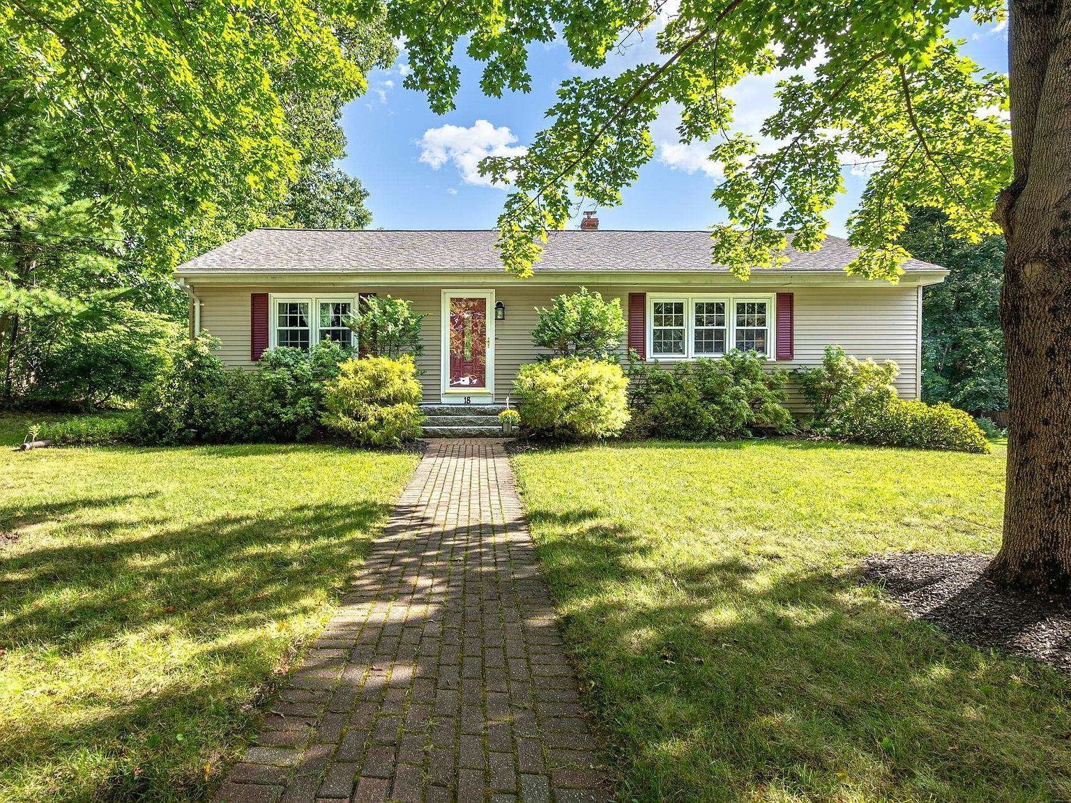 18 Center Cir Plaistow, NH 03865  | Single Family