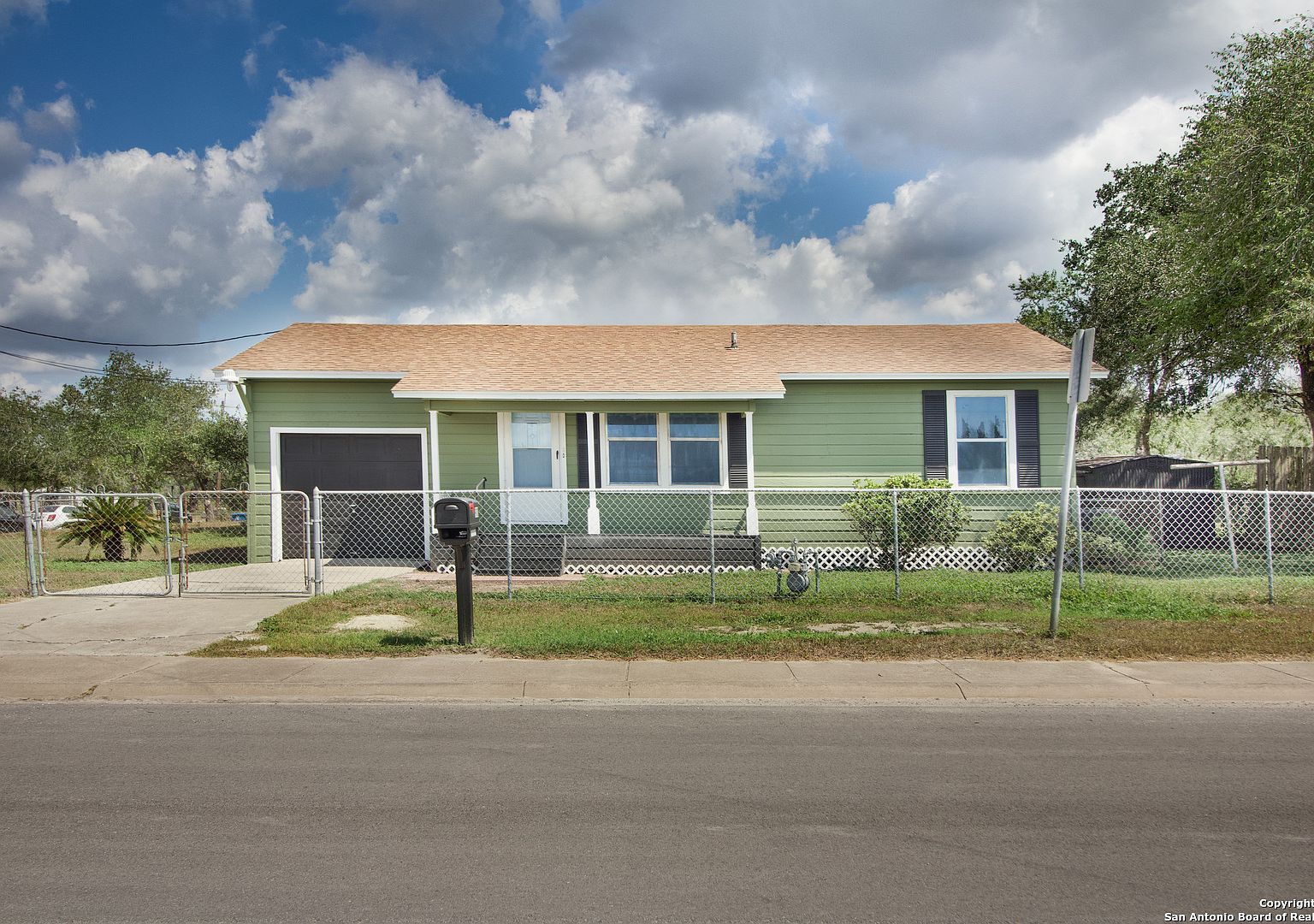 801 E 5th St Sinton, TX 78387 - Thumbnail 2