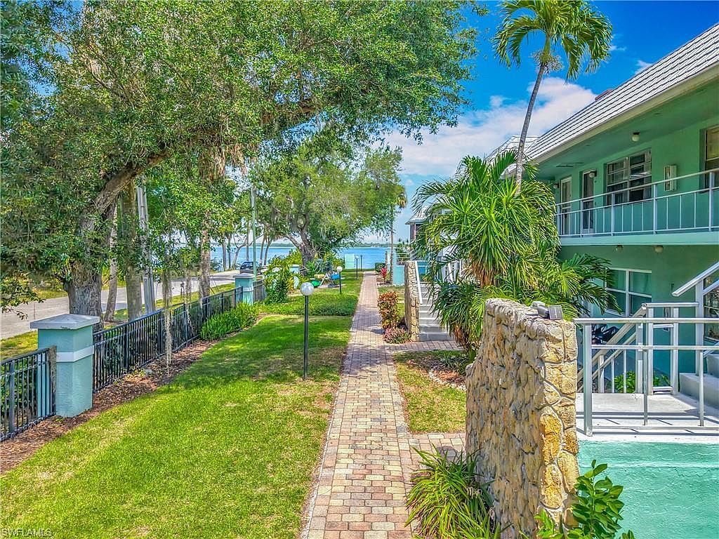 3225 E Riverside Dr APT 63-F Fort Myers, FL 33916 - Thumbnail 2