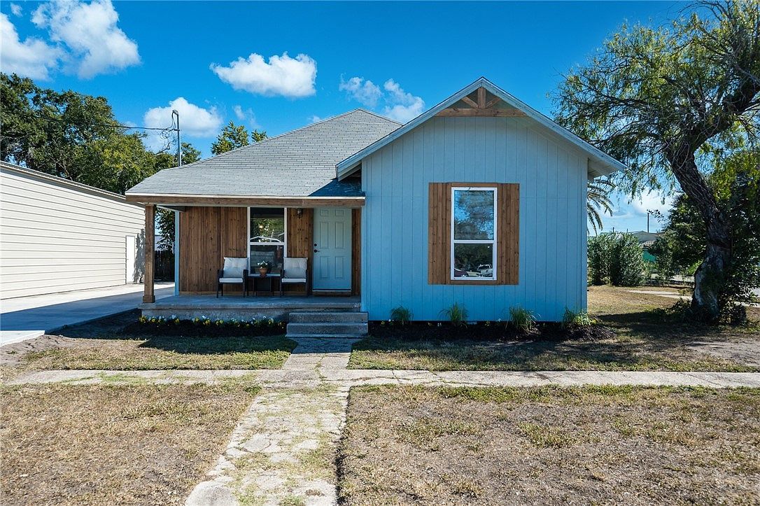 221 S McCall St Sinton, TX 78387 - Thumbnail 2