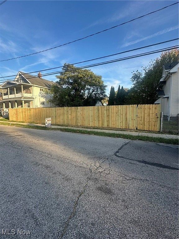 1610 Crestline Ave Cleveland, OH 44109 - Thumbnail 2