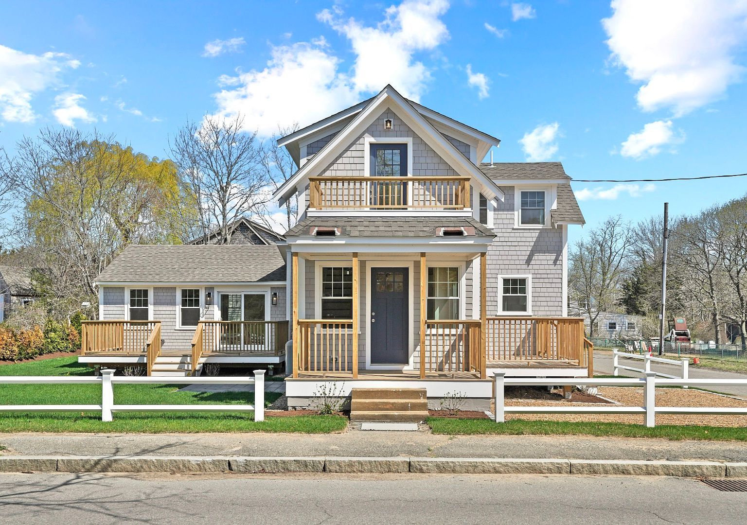 33 Vineyard Ave Oak Bluffs, MA 02557, 2557