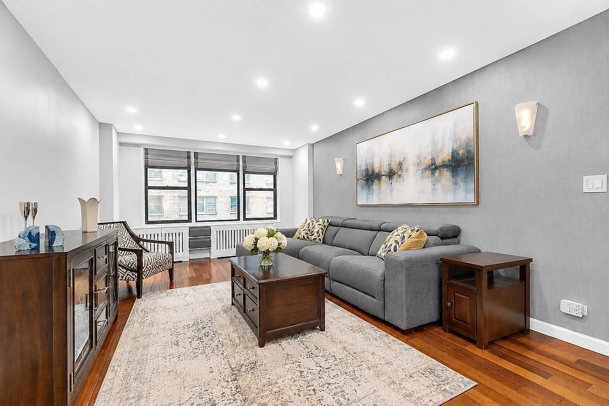 220 E 54th St APT 3C New York, NY 10022, 10022