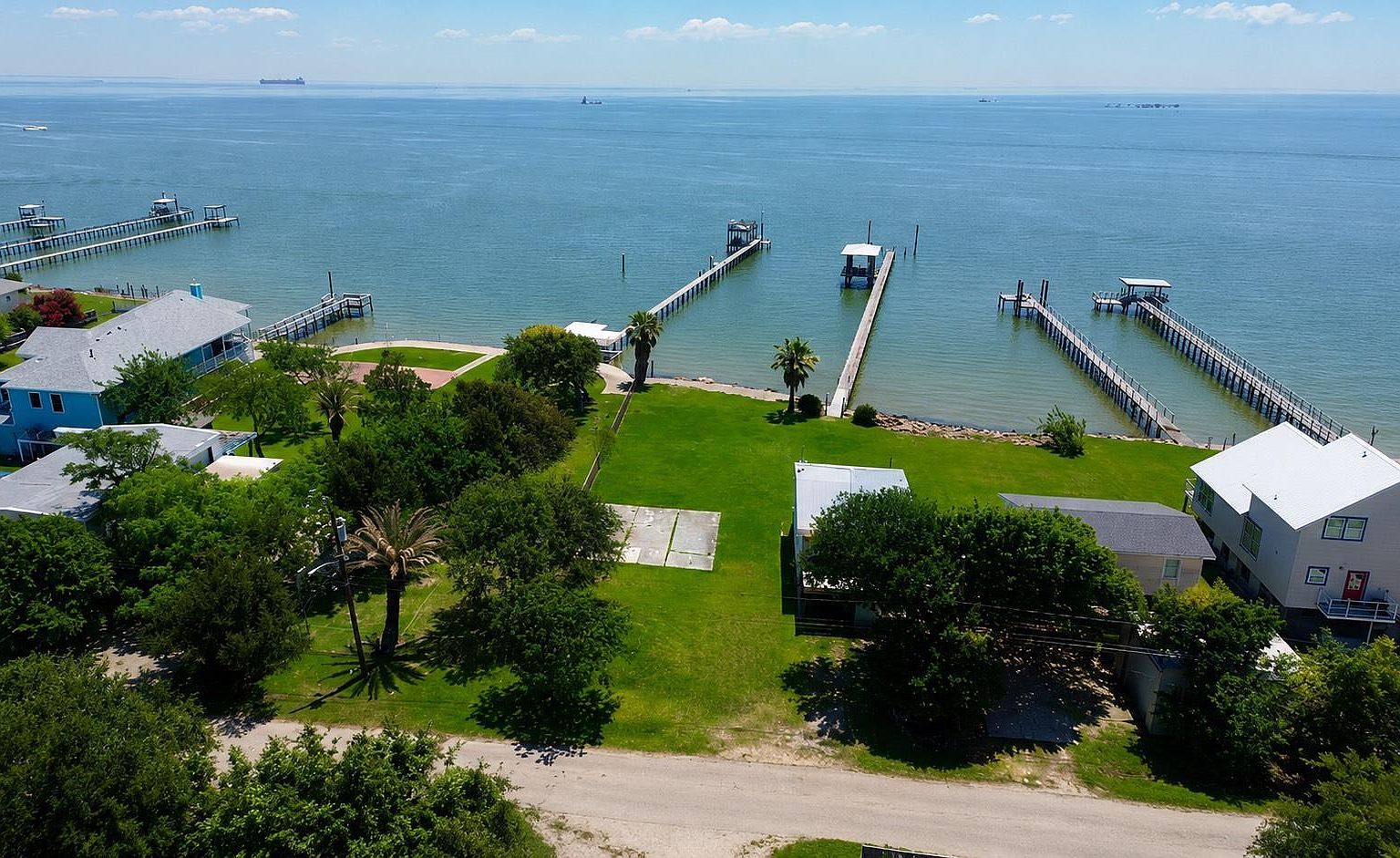 915 5th St San Leon, TX 77539, 77539