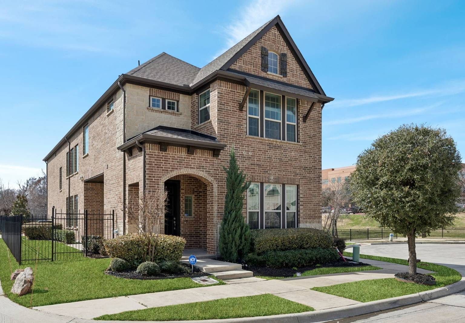 648 Courtyard Ln Irving, TX 75039 - Thumbnail 2