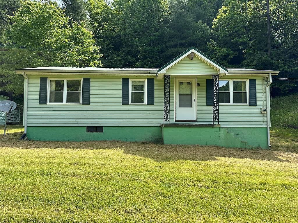 8836 Lovers Gap Rd Vansant, VA 24656 - Thumbnail 2