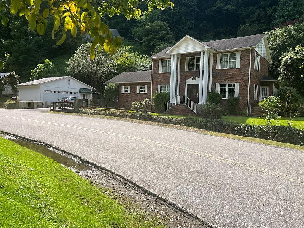4032 Poplar Creek Rd Grundy, VA 24614 - Thumbnail 2