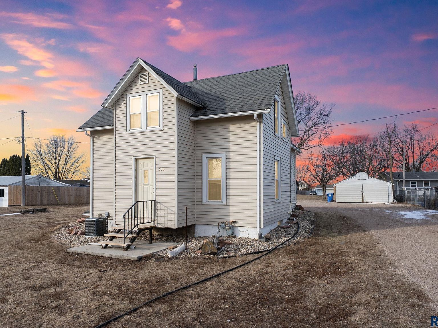 305 S Louise Ave Worthing, SD 57077 - Thumbnail 2