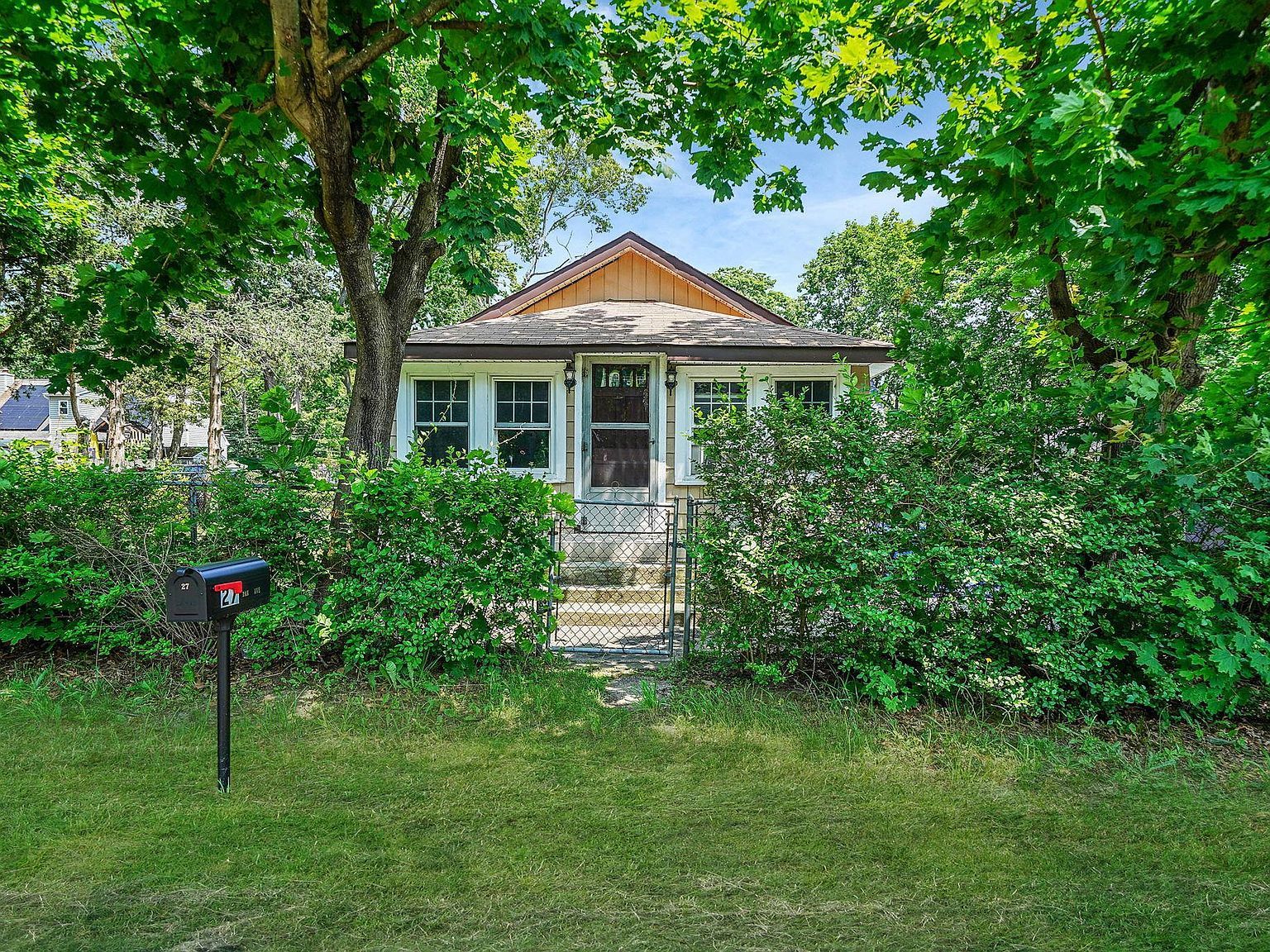 27 Dana Ave Mastic, NY 11950 - Thumbnail 2