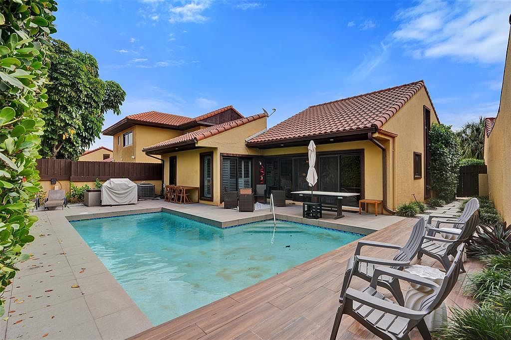 1017 NE 202nd Ln Miami, FL 33179 - Thumbnail 2