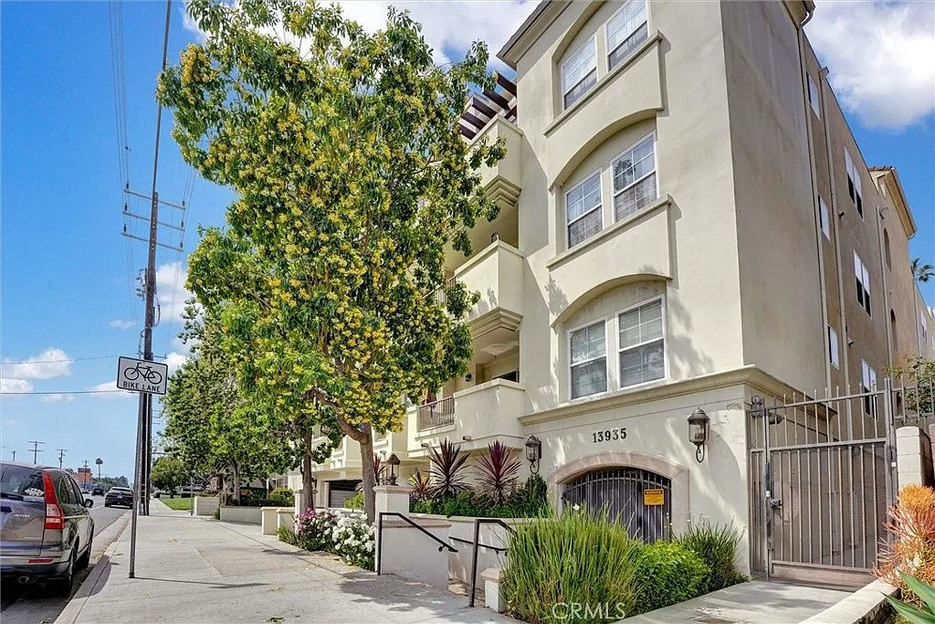 13935 Burbank Blvd APT 105 Van Nuys, CA 91401, 91401