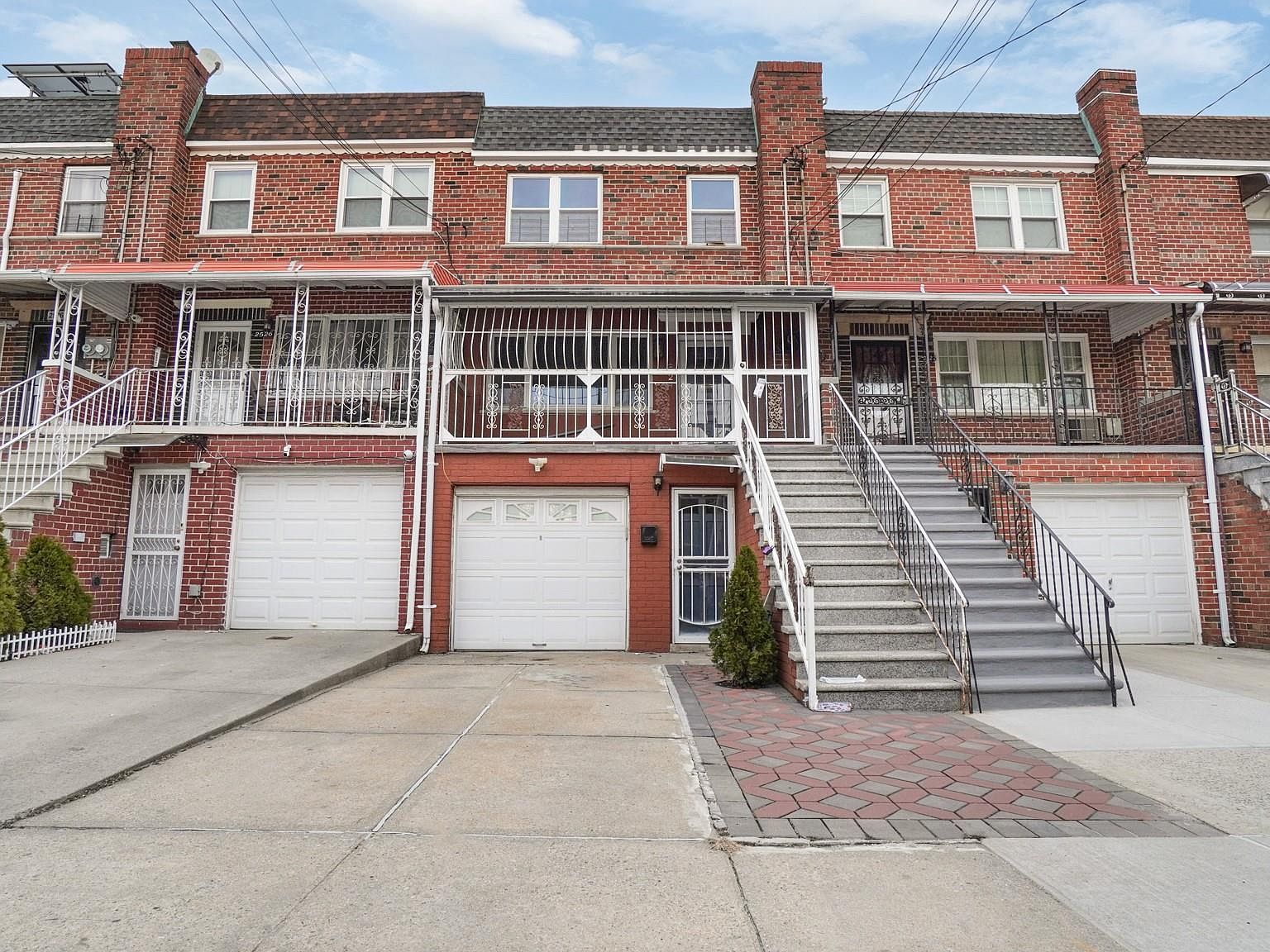 2524 Radcliff Ave Bronx, NY 10469 - Thumbnail 2
