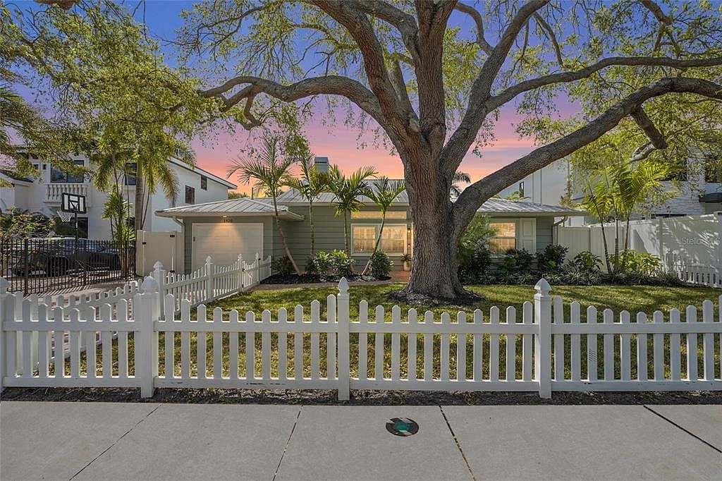 1920 Wisteria St Sarasota, FL 34239 - Thumbnail 2