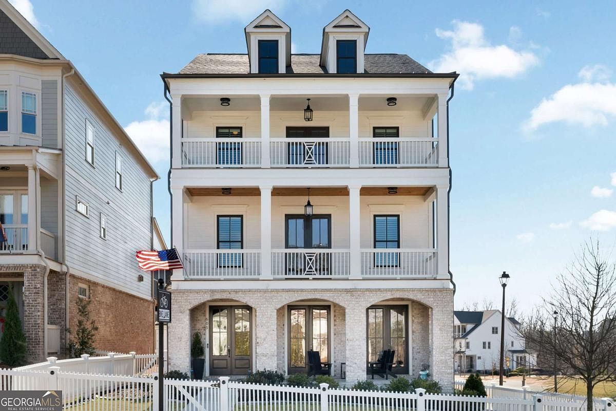 605 S Club Dr Woodstock, GA 30188 - Thumbnail 2