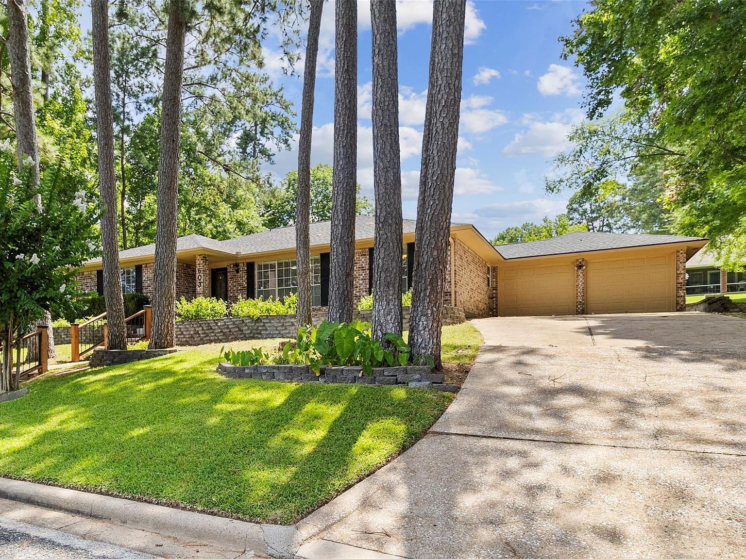 603 Hillcrest Dr Huntsville, TX 77340 - Thumbnail 2