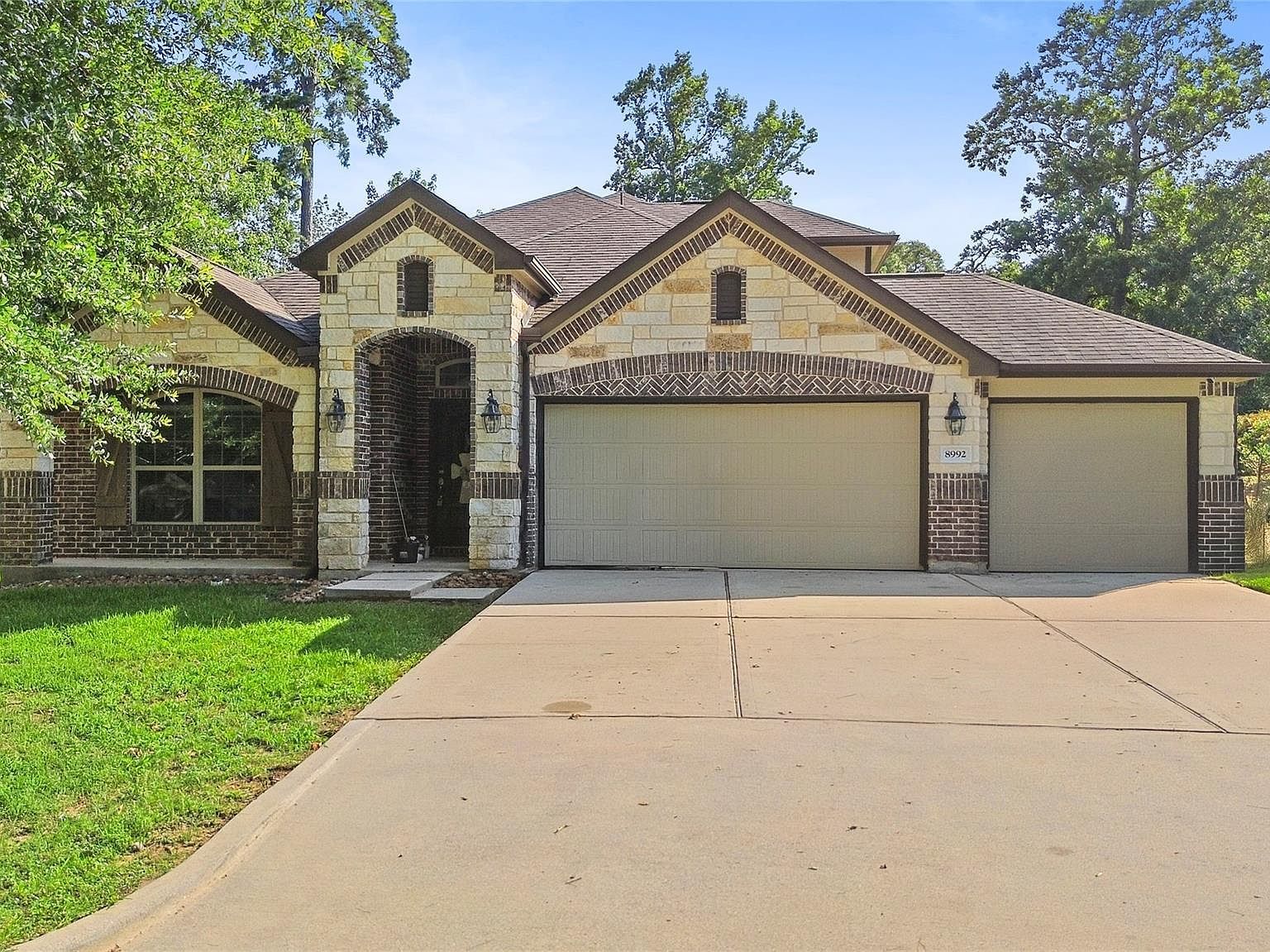 8992 S Comanche Cir Willis, TX 77378 - Thumbnail 2