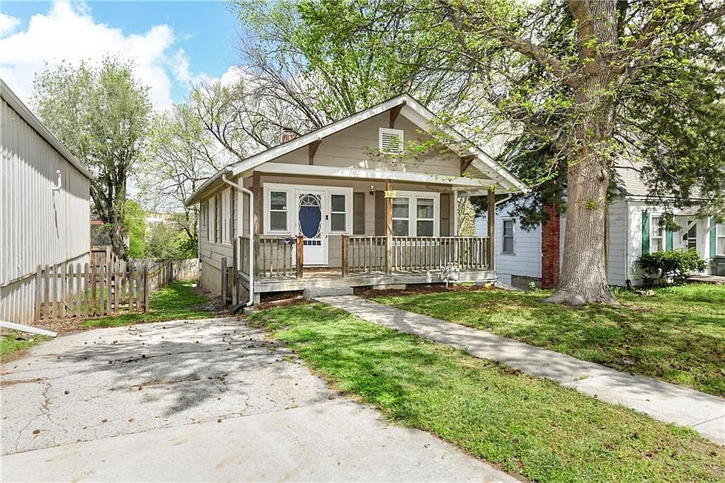 526 Oak St Leavenworth, KS 66048  | Single Family