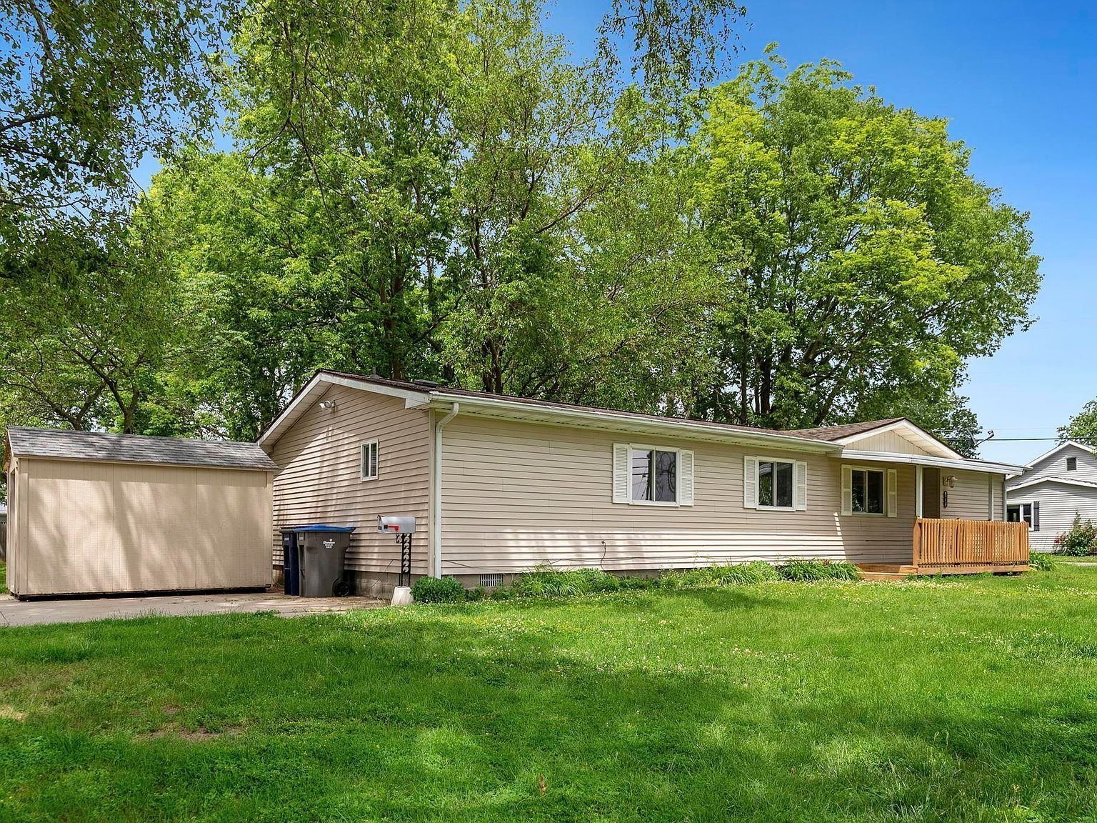 1047 E Smith St Warsaw, IN 46580, 46580