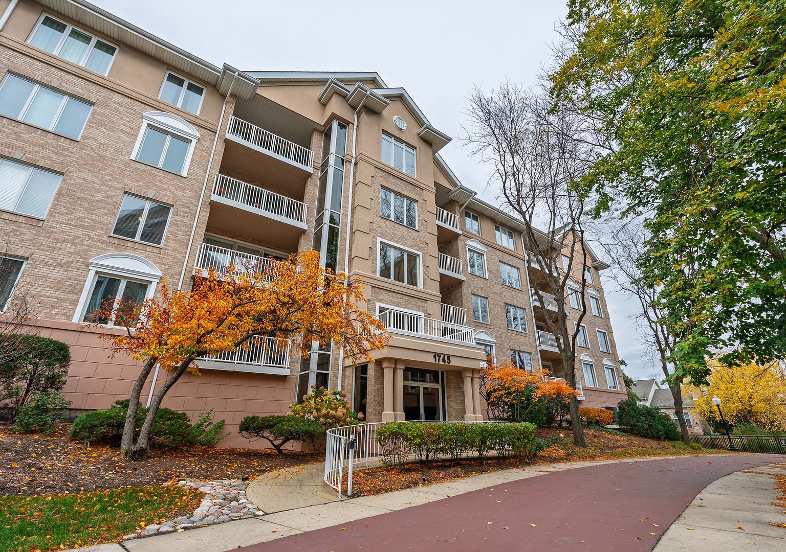 1745 Pavilion Way UNIT 206 Park Ridge, IL 60068 - Thumbnail 2