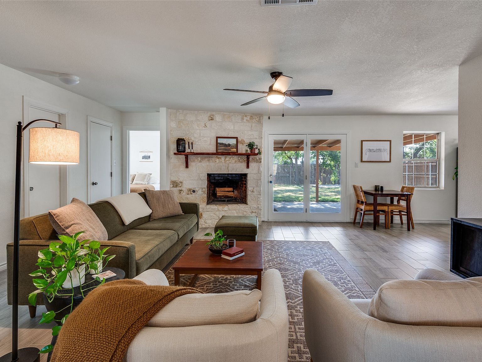 1906 Woodoak Dr Irving, TX 75060 - Thumbnail 2